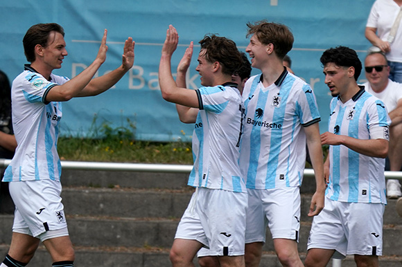 Insgesamt dreimal konnten die Junglöwen gegen Walldorf jubeln, hier beim 1:0 durch Paul Sturm (2. v. li.). Foto: Joachim Mentel