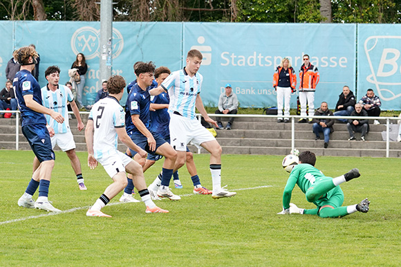 In dieser Szene erzielt Löwen-Innenverteidiger Manuel Curic das 1:1, nachdem KSC-Keeper Malik Kuriata einen Freistoß nach vorne abprallen ließ. Foto: Joachim Mentel