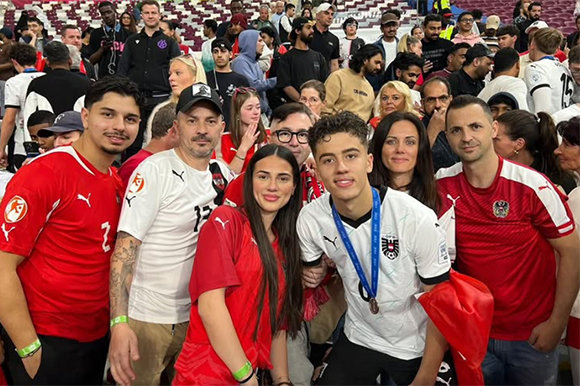 Junglöwe Loris Husic im Kreise der Familie mit der Silbermedaille nach dem verlorenen WM-Finale in Doha. Foto: Privat