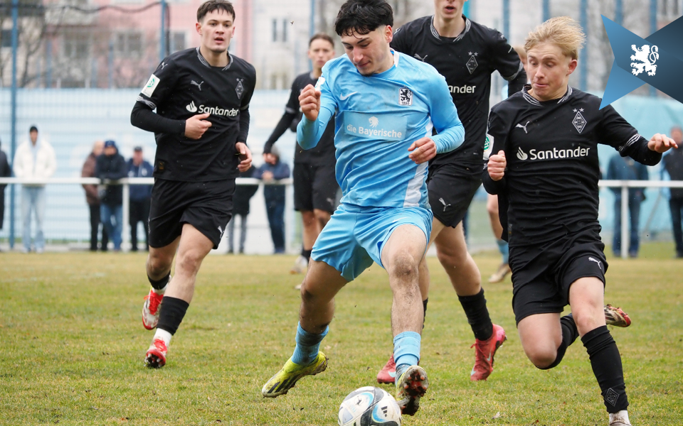 Erst am 16. März dieses Jahres standen sich beide Teams auf dem 1860-Trainingsgelände gegenüber, Junglöwe Mustafa Tekin im Zweikampf mit Fohlen Fritz Fleck (re.). Foto: Markus Burger 
