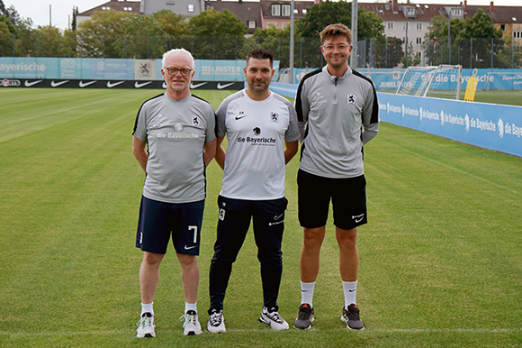 Erstes Training der U21 (v. li.): Mannschaftsbetreuer Toni Dilger, Chefcoach Alper Kayabunar und Co-Trainer Vincent Saller. Foto: Joachim Mentel