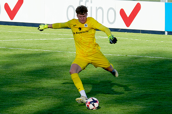Torhüter Paul Bachmann, unter der Woche noch bei den Profis im Toto-Pokal aktiv, kehrt gegen Schwaig in die U21 zurück. Foto: Joachim Mentel