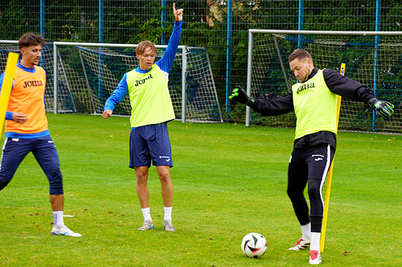 Vitus Eicher (re.), der sich bei der U21 fit hält und dem Torwarttrainer-Team angehört, hat seinen Spaß im Kreis. Foto: Joachim Mentel