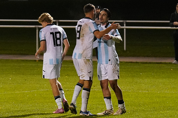 Den Schlusspunkt zum 3:0 setzte Cristian Leone (re.). Raphael Wach (Mitte) und Luis Pereira de Azambuja (li.) gratulieren ihm dazu. Foto: Joachim Mentel