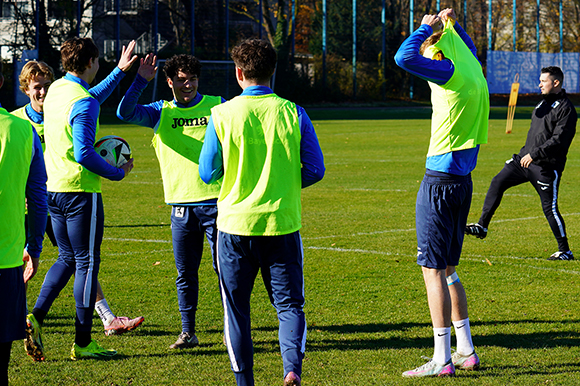 Die Stimmung im Training ist bei der U21 nicht nur wegen des Gewinns der Herbstmeisterschaft gut. Foto: Joachim Mentel