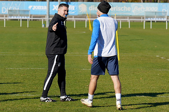 Trainer Alper Kayabunar klatscht sich mit seinem Stürmer Cristian Leone ab, mit sieben Toren bester Schütze der Junglöwen. Foto: Joachim Mentel