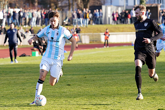 Dem zur Pause eingewechselten Noah Klose (li.) gelang der einzige Löwen-Treffer in Geretsried. Foto: Joachim Mentel