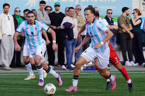 Kapitän Xaver Kiefersauer (re.) glänzte bei seiner Rückkehr nach Verletzung gleich mit zwei Toren. Cristian Leone (li.) steuerte einen weiteren dazu. Foto: Joachim Mentel