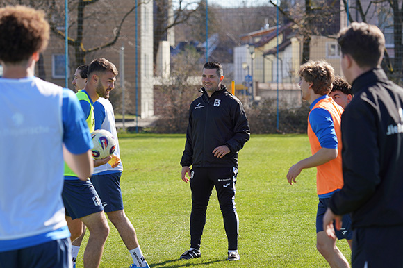 U21-Coach Alper Kayabunar und sein Team bereiten sich entspannt auf das Heimspiel gegen den FC Pipinsried vor. Foto: Joachim Mentel