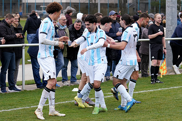 Samuel Althaus gratuliert Torschütze Arin Garza zum Siegtreffer gegen Pipinsried. Foto: Joachim Mentel