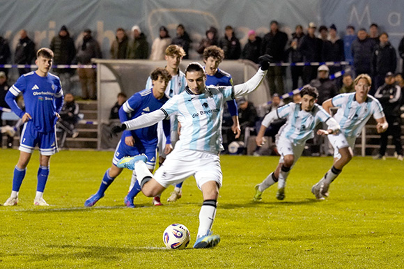Per Foulelfmeter brachte Cristian Leone die Löwen-U21 im Spitzenspiel in Führung, traf noch zwei weitere Male. Foto: Joachim Mentel