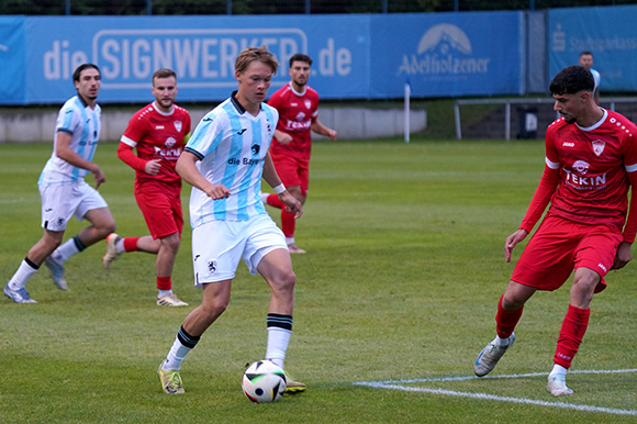Das Hinspiel gewannen die Löwen, auch dank eines Treffers von Xaver Kiefersauer (Mitte), mit 3:1 gegen Türkspor Augsburg. Foto: Joachim Mentel