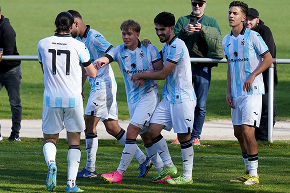 Die kleinen Löwen bejubeln Torschütze Fabio Wagner (Mitte), der in der 35. Minute die Führung erzielt hatte. Foto: Joachim Mentel Die kleinen Löwen bejubeln Torschütze Fabio Wagner (Mitte), der in der 35. Minute die Führung erzielt hatte. Foto: Joachim Mentel
