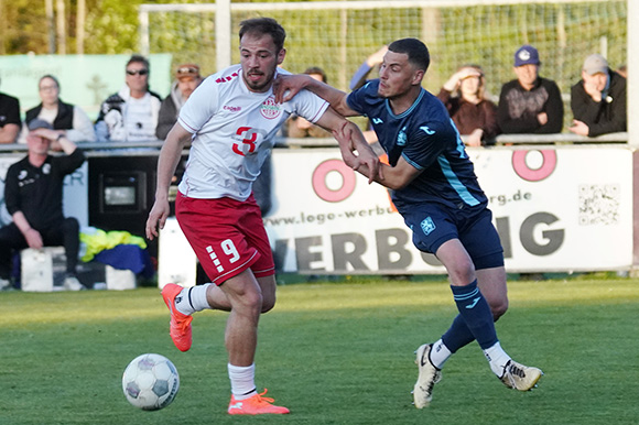 Löwe Benedikt Hoppe hatte nicht nur in dieser Szene mit Jeton Abazi alle Hände voll zu tun. Foto: Joachim Mentel