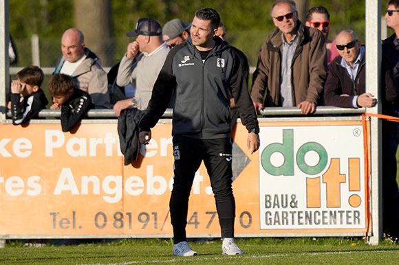 Trainer Alper Kayabunar steht kurz davor, in seinem ersten Jahr als U21-Trainer bei den Löwen die Meisterschaft zu gewinnen. Foto: Joachim Mentel