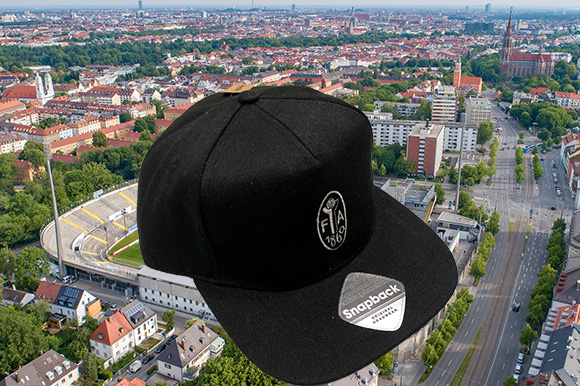 Die Fußball-Abteilung verkauft die neuen Snapback-Kappen vor dem Spiel gegen die U23 des 1. FC Nürnberg.