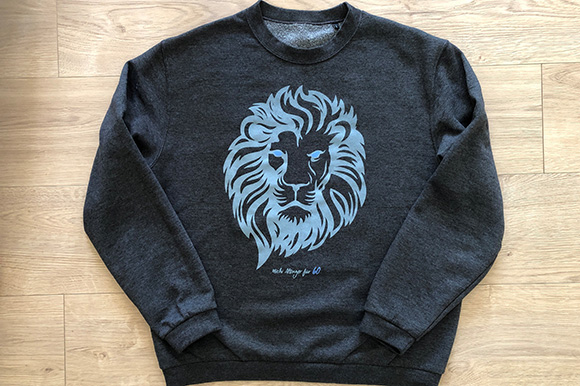 Der Löwen-Pullover von Michi Altinger, dessen Erlös dem Fußball-Nachwuchs des TSV 1860 München e.V. zugute kommt. Foto: Privat