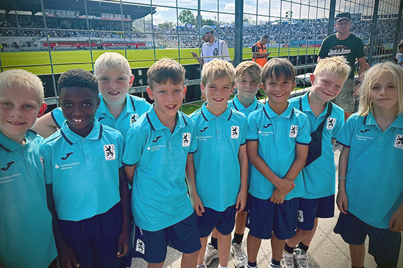 Die U9 genoss die tolle Atmosphäre im ausverkauften Grünwalder Stadion. Foto: Privat
