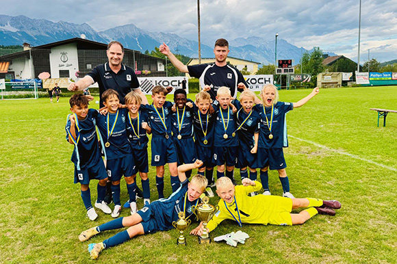 Trainer Christian Hufnagel (hi. v. li.) und Daniel Kujawa brachten beide U9-Teams der Junglöwen in Natters ins Halbfinale. Foto: Privat