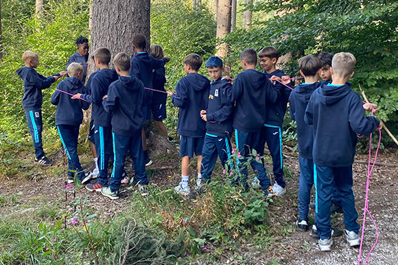 Die interaktive Waldrallye bot den Jungs viel Abwechslung und neue Erkenntnisse. Foto: Privat