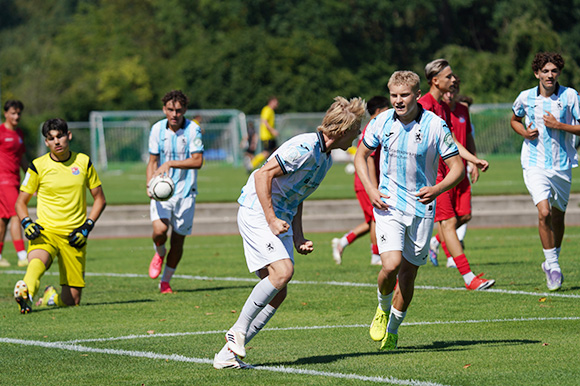 Da war die Junglöwen-Welt noch in Ordnung: Veit Bartsch hatte zur 1:0-Führung getroffen. Foto: Joachim Mentel