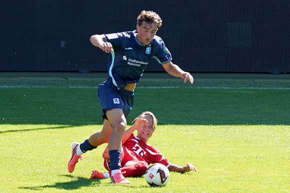Finn Nocker setzt sich in dieser Szene entscheidend im Zweikampf durch. Foto: Joachim Mentel