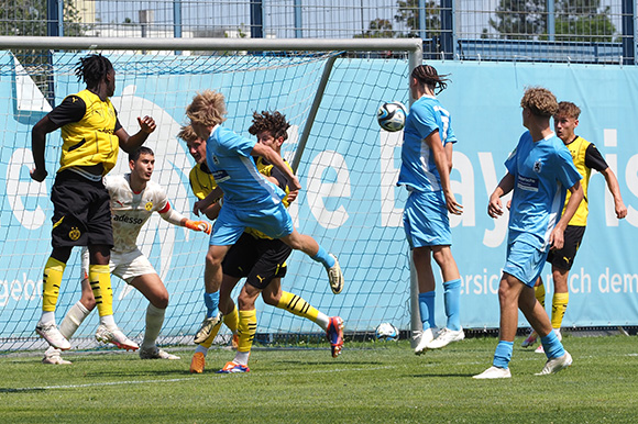 Vor zwei Jahren unterlagen die Junglöwen knapp mit 0:1 mit den Sechzgern (v. li.) Luis Pereira de Azambuja, Samuel Althaus und Lucas Grancay. Foto: Joachim Mentel