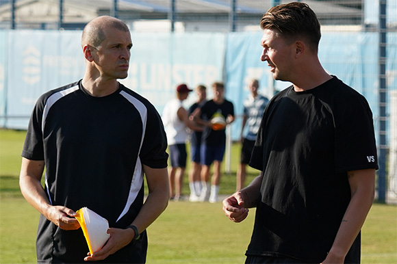 U19-Coach Jonas Schittenhelm (li.) berät sich mit Vincent Saller (re.), Co-Trainer der Profis, wer wo am Wochenende spielt. Foto: Joachim Mentel