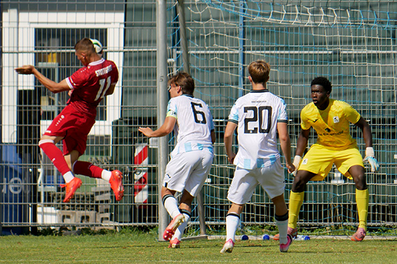 Torhüter Dennis Duru (re.) hat derzeit die Nase vorne, wird auch bei der SpVgg Unterhaching zwischen den Pfosten stehen. Foto: Frank Peters