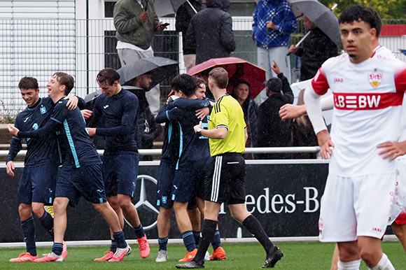 Valentin Bannert (3. v. li.) hatte mit der letzten Aktion das 3:3 erzielt. Foto: Markus Burger