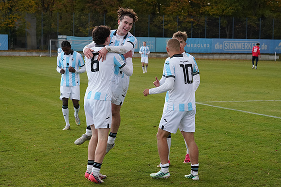 Gleich sieben Mal konnte die U19 im kleinen Derby gegen Unterhaching jubeln. Foto: Joachim Mentel