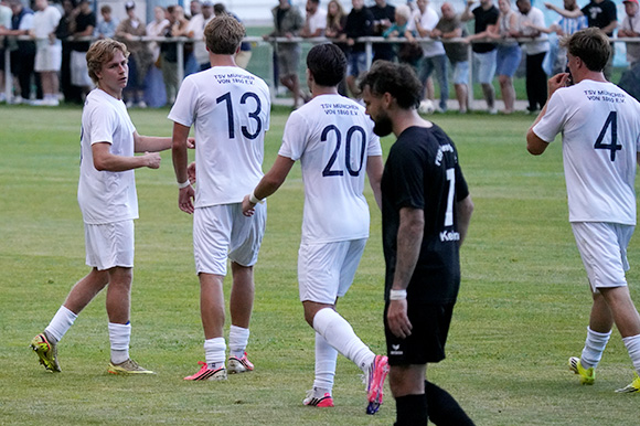 Luis Pereira de Azambuja (li.) erzielte kurz vor der Pause das wichtige 1:1 für die Löwen-U21. Foto: Joachim Mentel