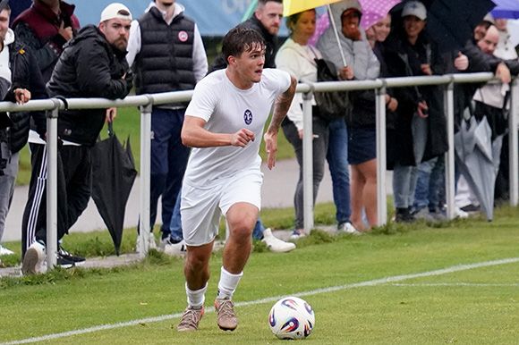 Luca Dollinger, vom TSV Landsberg gekommen, war wie das gesamte Team nach dem Spiel gegen Deisenhofen über den verpassten Sieg enttäuscht. Foto: Joachim Mentel