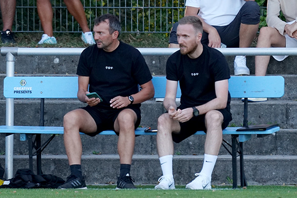 Im letzten Heimspiel konnte das Trainer-Duo Wolfgang Sonnenhauser (li.) und Christoph Rech (re.) den ersten Sieg unter ihrer Regie bejubeln. Foto: Joachim Mentel