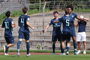 Die Mitspieler gratulieren Arian Ortivero Calderon (re.), der in Freiburg an den ersten drei Toren beteiligt war und einen Elfmeter herausholte. Foto: Markus Burger