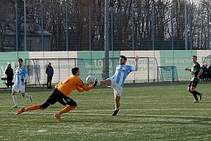 Samir Neziri ist vor Keeper Dominik Hozlinger am Ball, erzielt das 1:0. Foto: Joachim Mentel