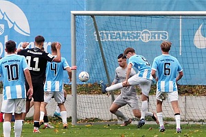 Ungünstiger Auftakt: Noah Klose überwand in der 1. Minute nach einem Eckball seinen eigenen Torhüter Miran Qela. Foto: Markus Burger