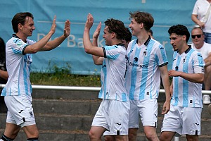 Insgesamt dreimal konnten die Junglöwen gegen Walldorf jubeln, hier beim 1:0 durch Paul Sturm (2. v. li.). Foto: Joachim Mentel