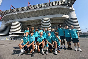 Die U11 der Junglöwen vor dem berühmten Stadion San Siro in Mailand. Foto: Privat