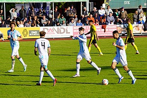 Noah Klose (2. v. re.) erzielte per Elfmeter den Ausgleich zum 2:2 Endstand in Kirchanschöring. Foto: Joachim Mentel