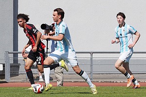 Xaver Lippmann (Mitte) bereitete den ersten Löwen-Treffer per Freistoß vor, den zweiten erzielte er mit einer Direktabnahme. Foto: Markus Burger
