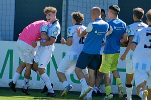 Mit seinem Tor sorgte Jannis Hohenester (li.) für den ersten Saisonsieg der U17-Junglöwen. Foto: Frank Peters