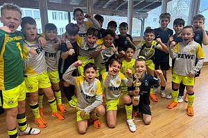 Die U9-Junglöwen zusammen mit Borussia Dortmund, mit denen sie sich zweimal direkt duellierten, einmal gewannen und einmal verloren. Foto: Privat