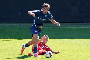Finn Nocker setzt sich in dieser Szene entscheidend im Zweikampf durch. Foto: Joachim Mentel