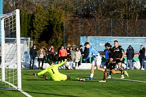 In dieser Szene in der 51. Minute traf Noah Klose zum zwischenzeitlichen 1:1 gegen den Karlsruher SC. Foto: Joachim Mentel