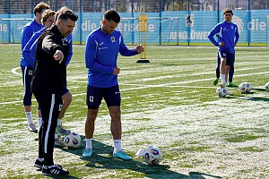 Letzte Anweisungen von U21-Trainer Alper Kayabunar vor dem Spiel gegen seinen Ex-Klub beim Abschlusstraining am Freitag. Foto: Joachim Mentel