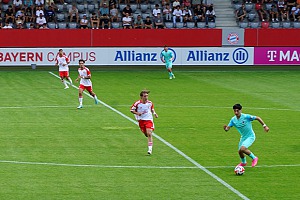 Mustafa Tekin (re.) brachte mit seinem Treffer zum 1:2 die Junglöwen heran, verursachte dann aber das 3:1 für die Bayern. Foto: TSV 1860