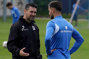 Trainer Alper Kayabunar führte beim Abschlusstraining ein langes Gespräch mit seinem Abwehrchef Alexander Benede. Foto: Joachim Mentel