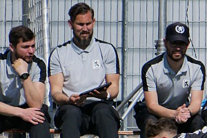 Christoph Kammerlander (MItte) mit seinen Trainerkollegen Ralph Pöpperling (li) und Peter Ulbricht (re.) freut sich auf die Partie in seiner Starnberger Heimat. Foto: Frank Peters