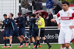 Valentin Bannert (3. v. li.) hatte mit der letzten Aktion das 3:3 erzielt. Foto: Markus Burger